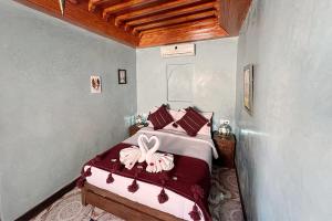 马拉喀什Dar Ben Saleh的一间卧室,配有一张粉红色的床铺