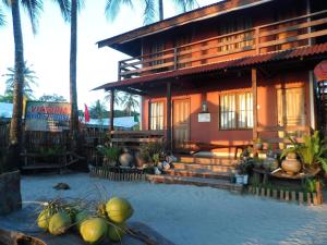 a building with a bunch of coconuts in front of it at Victoria Beach House in San Vicente