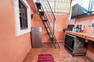 马拉喀什Dar Ben Saleh的冰箱旁带梯子的厨房 更多39张照片