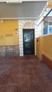 una porta d'ingresso di un edificio ospedaliero di Hostal Algaidas a Villanueva de Algaidas