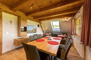 Holzhof في بريتناو: غرفة طعام مع طاولة وكراسي خشبية