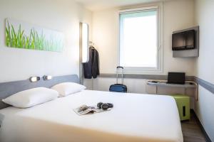 Ένα ή περισσότερα κρεβάτια σε δωμάτιο στο ibis budget Roissy CDG Paris Nord 2
