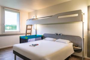 Ένα ή περισσότερα κρεβάτια σε δωμάτιο στο ibis budget Roissy CDG Paris Nord 2
