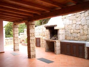 アリエントゥにあるCasa Vacanze Paradisoの石壁の屋外キッチン