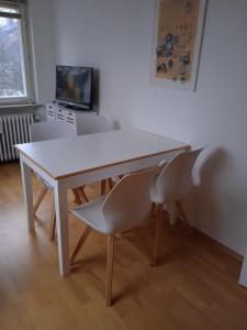 a white table and chairs in a room at Hexenstube-Dorolina in Hohegeiß