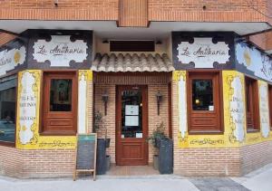 una tienda frente a un edificio de ladrillo con puertas de madera en (J4) Loft Céntrico Madrid Retiro A estrenar, en Madrid