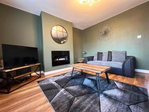 sala de estar con sofá y mesa en Recently Refurbished 3 Bedroom Home with Parking - Perfect for Longstays - Sleeps 8 en Chester