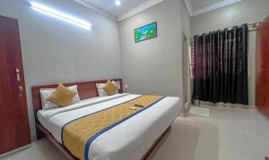 1 dormitorio con 1 cama grande en una habitación en FabHotel Gateway Suites en Bangalore
