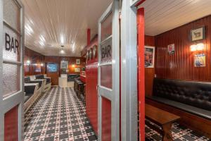 基洛格林的住宿－Killorglin Irish Pub With Hot Tub That Sleeps 19，带有酒吧的餐厅走廊