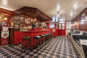 基洛格林的住宿－Killorglin Irish Pub With Hot Tub That Sleeps 19，餐馆里一排凳子的酒吧