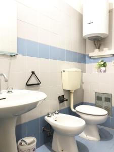 a bathroom with a toilet and a sink at Turfrose di San Rossore a Pisa by Zoom In Earth in Pisa