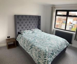 Llit o llits en una habitació de Newly renovated, modern bungalow - quiet location