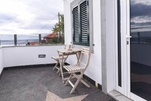 een tafel en stoelen op het balkon van een huis bij Casa do Mar in Funchal