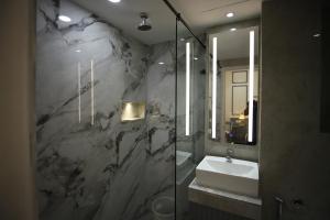 Koupelna v ubytování Hotel Sita International + 37 fotografií