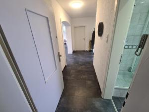 um corredor com uma porta e uma cabina de duche ao nível do chão em Theox No 10 für 6 Personen em Duisburgo