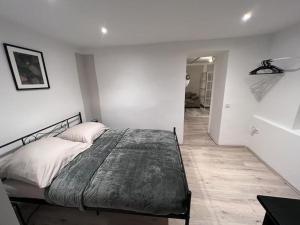 1 dormitorio con 1 cama en una habitación blanca en Bergische Idylle mit Sauna, en Wermelskirchen