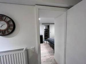 un reloj en una pared junto a un dormitorio en Bergische Idylle mit Sauna en Wermelskirchen