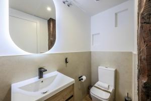 a bathroom with a white sink and a mirror at Estudio funcional Plaza del Callao in Madrid