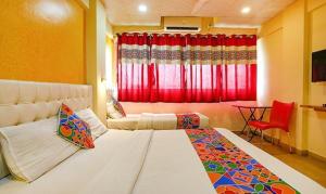 FabExpress Dream Inn في مومباي: غرفة نوم بسرير وطاولة ونافذة