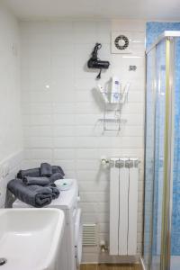 La salle de bains est pourvue d'une douche, de toilettes et d'un lavabo. dans l'établissement La grotta bianca, à Naples