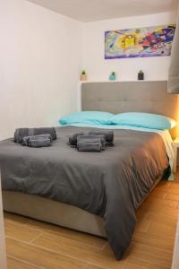 - une chambre avec un grand lit et des serviettes dans l'établissement La grotta bianca, à Naples