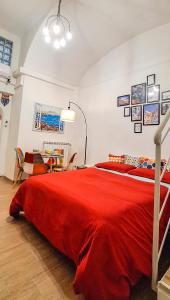 - une chambre avec un lit rouge dans l'établissement La grotta bianca, à Naples