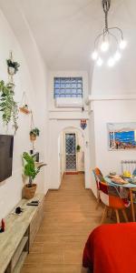- un salon avec une table et une salle à manger dans l'établissement La grotta bianca, à Naples