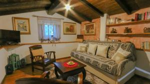 sala de estar con sofá y mesa en Villa Ferulas, en Oliena