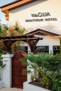 una puerta de madera frente a un hotel en VillaQua Boutique Hotel, en Sile