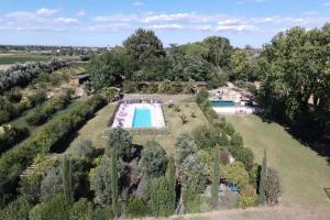 una vista aérea de un jardín con piscina en Gîtes avec Piscine et Jacuzzi au Mas de Cadoule, en Saint-Just