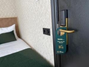 uma porta com uma chave para um quarto com uma cama em Two Brothers Noordwijk Beach em Noordwijk aan Zee