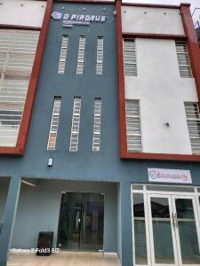 un edificio azul y blanco con ventanas y puertas en O'ffidaus J Luxury Hotel And Suites Int Ltd, en Benin City