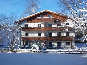 ein Gebäude mit Schnee davor in der Unterkunft Ferienwohnung am Mühlbach 21 mit Bergbahn unlimited in Oberstdorf