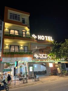 ein Hotel mit einem Schild an der Seite nachts in der Unterkunft Khách sạn Ziczac KonTum in Kon Tum