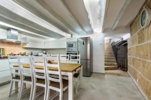 Kuchyň nebo kuchyňský kout v ubytování Historic Pollensa Townhouse Casa Roca Horta 4 Bedrooms