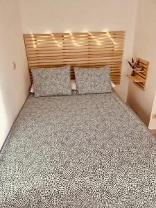 Cama o camas de una habitación en APARTAMENTO 3p MENDIVIL MADRID CENTRO