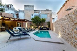 Bazén v ubytování Historic Pollensa Townhouse Casa Roca Horta 4 Bedrooms nebo v jeho okolí