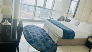 een slaapkamer met een bed en uitzicht op de stad bij Walking distance to dubai mall Full burj Khalifa view and fountain view new year full fireworks view 2BR in Dubai