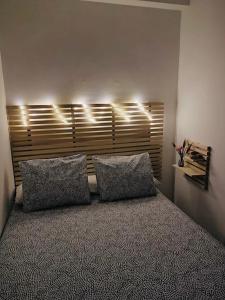 1 dormitorio con 1 cama con luces en la pared en APARTAMENTO 3p MENDIVIL MADRID CENTRO, en Madrid