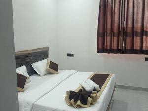 un par de camas en una habitación con en KK PALACE HOMESTAY AND GARDEN, en Kota