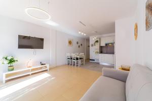 a living room with a couch and a table at Soleado en Alondras Park in Costa Del Silencio