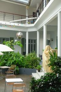 ein Innenhof mit Stühlen und Pflanzen in einem Gebäude in der Unterkunft Art Hotel in Thongsala