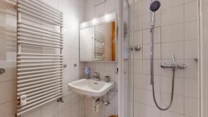 Koupelna v ubytování Abitaziun Residence 10A - St Moritz + 11 fotografií