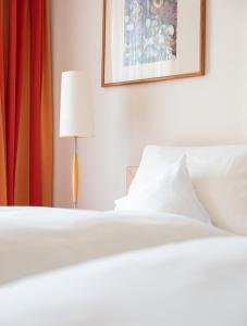 سرير أو أسرّة في غرفة في Hotel am Mühlbach