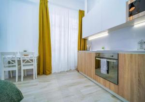 a kitchen with a counter and a table in a room at (J6) Loft 4 personas Céntrico Madrid in Madrid