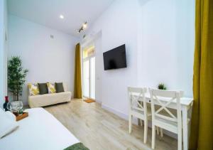 a white living room with a table and a couch at (J6) Loft 4 personas Céntrico Madrid in Madrid