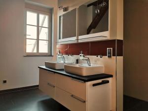 a bathroom with two sinks and a window at Komfortables Apartment im Zentrum Erfurts in Erfurt