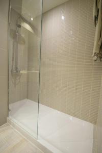 普拉亚普拉亚玛尔绿洲酒店的浴室里带玻璃门的淋浴间