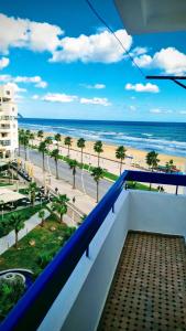 a balcony with a view of the beach and the ocean at Apartamento Vista Mar in Martil