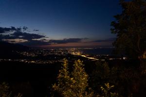 vistas a una ciudad iluminada por la noche en IMON Pieria CLUB en Palaios Panteleimon